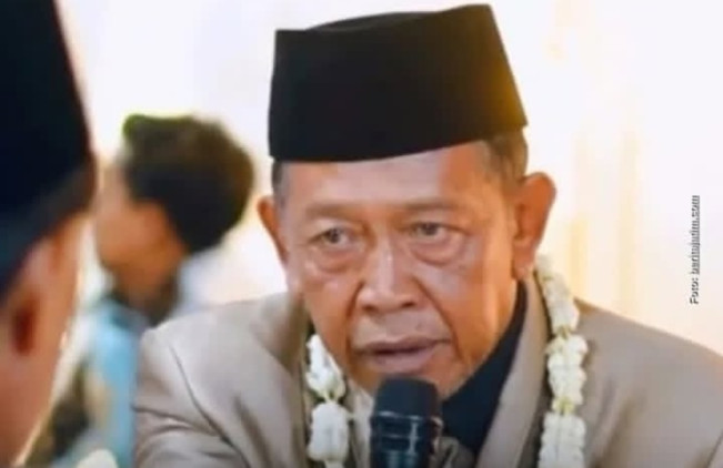 Mbah Tarman nikahi wanita muda dengan mahar cek senilai Rp 3 miliar. [instagram]